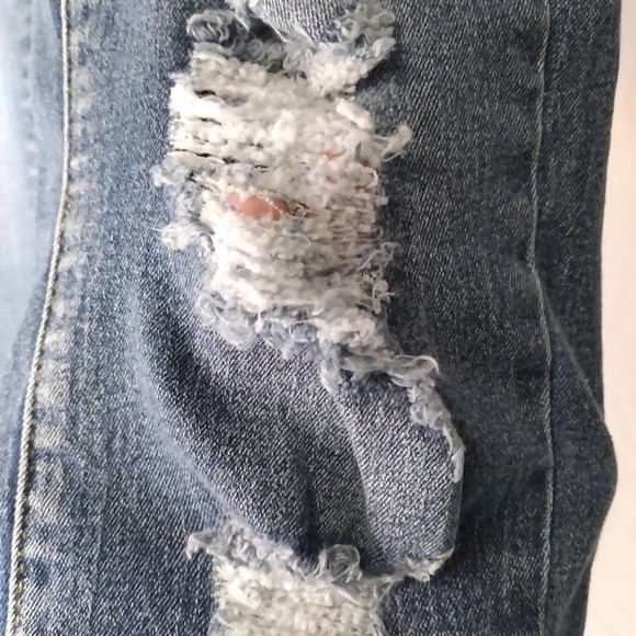 VENUS stretch destroyed stretch crop capri jeans. - Picture 4 of 9